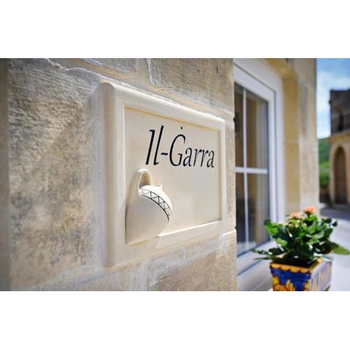 Ġarra Farmhouse with Heated Pool