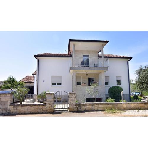 Geräumige Kellerwohnung in der Nähe von Umag