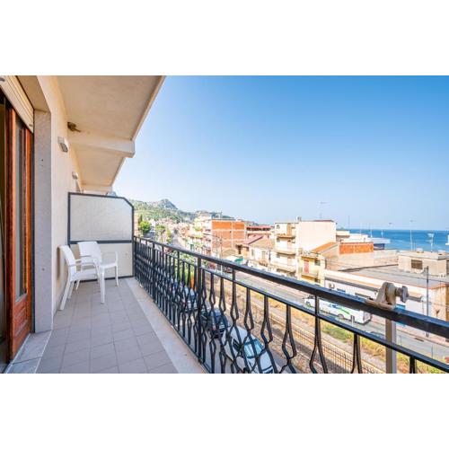 Giardini Naxos Roomy Flat near the Sea