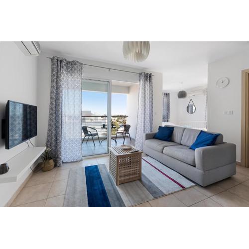 Glabur Stays - The Sunny Atelier - Nicosia City, Free Parking & Wifi, Welcomes You!!!