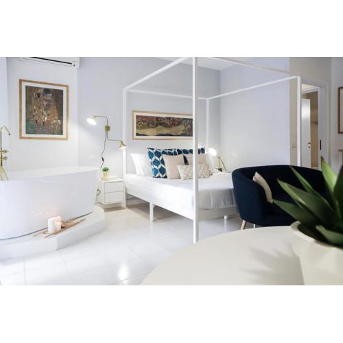 Glamorous flat with Jacuzzi, king size bed and small balcony