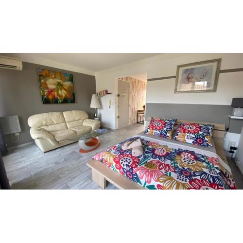 Goeland 3, studio classé climatisé, wifi, terrasses petite vue mer latérale au 3 ème étage sans ascenseur