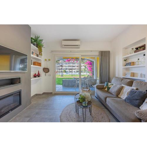 Golden Mile Getaway, Garden View, Pool & Comfort