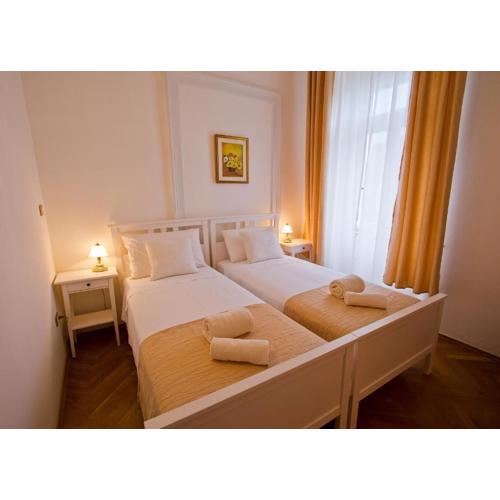 Golden Rooms Bed & Breakfast