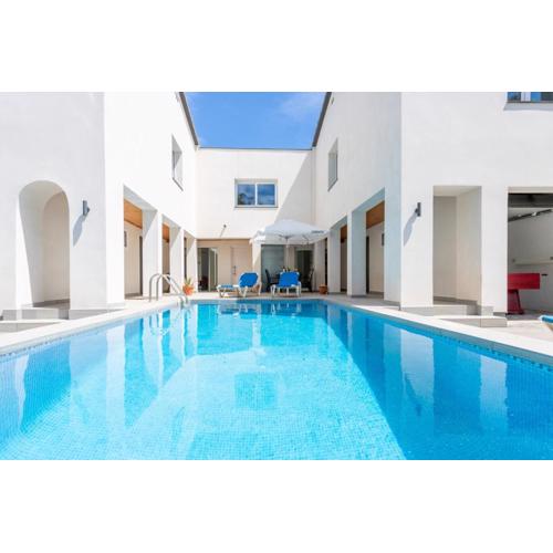 Goldhome - New house with private heated pool, parking, wifi, games room