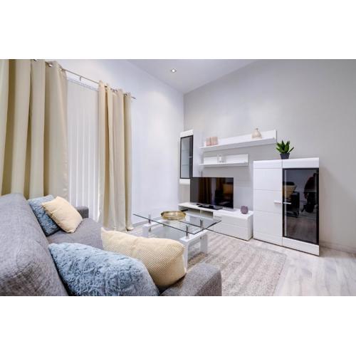 Gorgeous 1BR Apartment steps to the Promenade