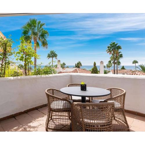 Gorgeous 3 Br Apart with Sea Views, Pool