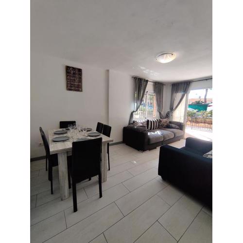 Gorgeous 4 Bed Apartment with Great Location