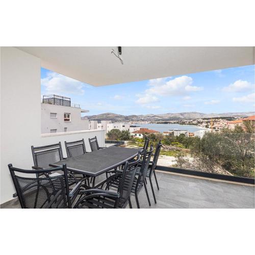 Gorgeous Apartment In Okrug Gornji