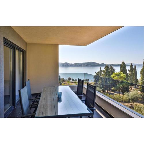 Gorgeous Apartment In Seget Donji