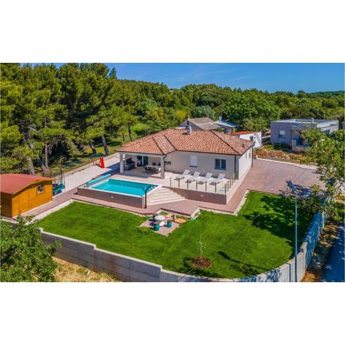 Gorgeous Home In Medulin With Wifi