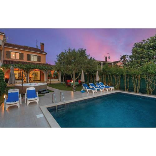 Gorgeous Home In Umag With Jacuzzi