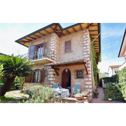Gorgeous Home In Viareggio With Wifi