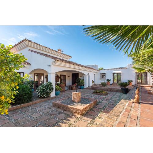 Gorgeous Spanish Chalet, Pool and Views