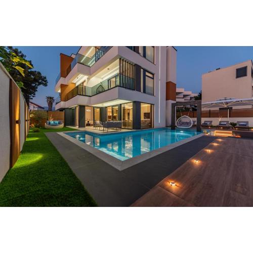Gorgeous Villa In Novalja