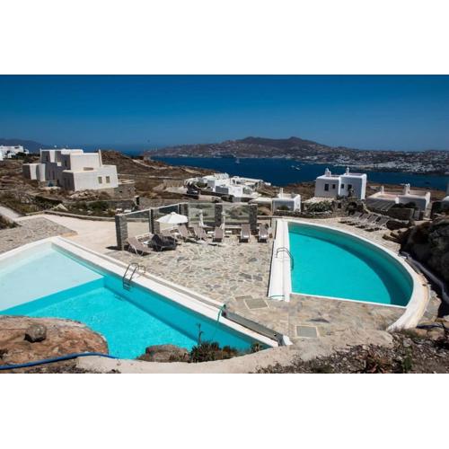 Gorgeous villa w ocean views and shared pools!