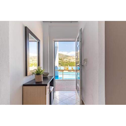 Goro 10 - Front Pool, Kitchen & Parking