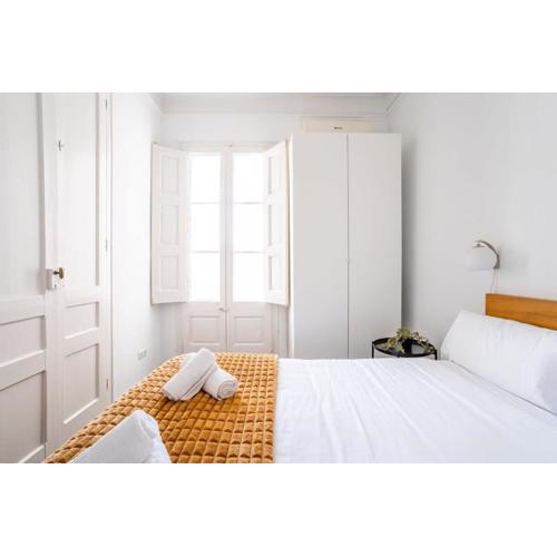 Gran Vía Historic Catalan 4BD only for Families or Business groups