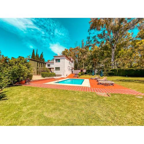 Gran villa con piscina cerca de Puerto Banús