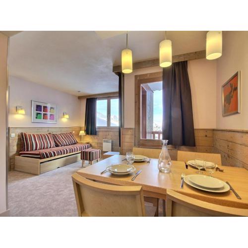 Grand 2 pièces avec balcon et rangements, proche pistes et commerces - FR-1-455-175