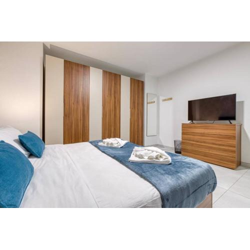 Grand 3bed Burseley Terrace Fl8 Swieqi By Homely
