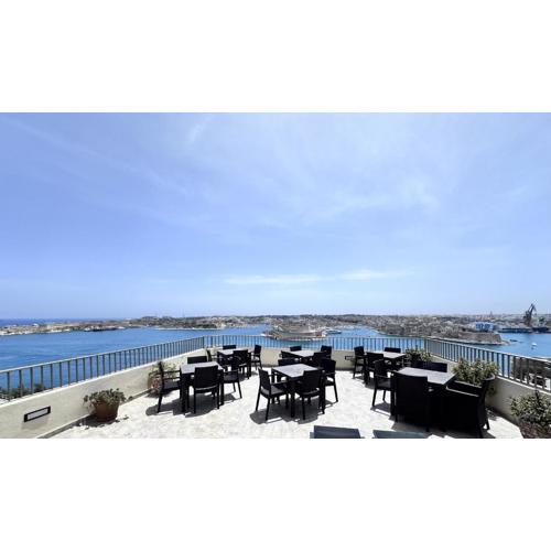 Grand Harbour Hotel