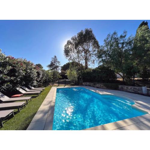 Grand Mas provençal, mer à 200m, parking privé fermé, piscine chauffée
