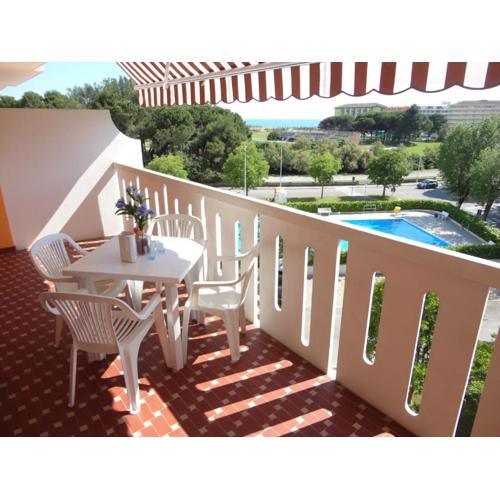 Great flat with shared pool and lovely balcony