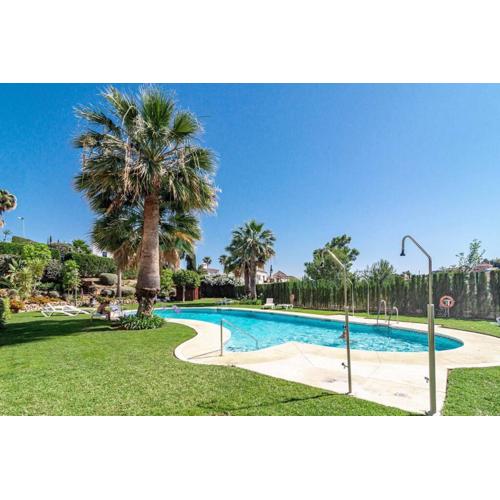Great location 2 pools at Aloha Royal RDR385