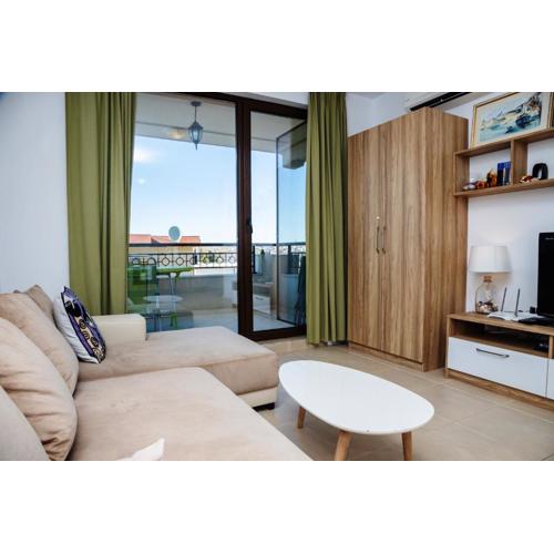 Green Life One-Bedroom Apartment with Sea View by Flаt Manаger