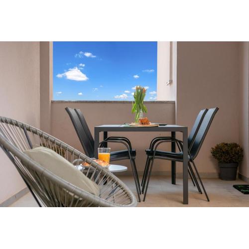 Green Nest, ground floor apt with private garden & garage - NEW IN 2024!