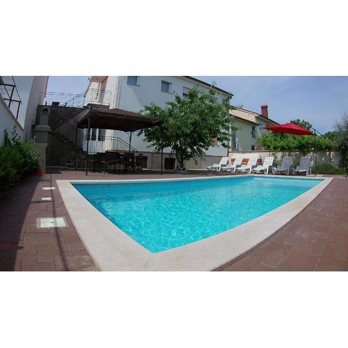 Große Ferienwohnung In Pula Mit Großem Pool