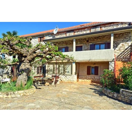 Große Wohnung in Babići mit Garten und Terrasse