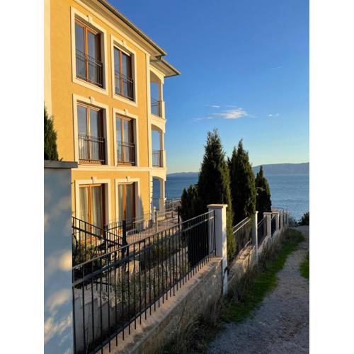 Großzügiges Appartement direkt am Meer mit eigenem Pool - Povile Suites