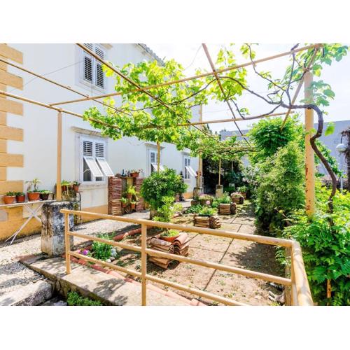 Guest House Ivana -Two Bedroom Apartment with Garden