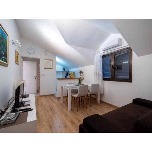 Guest House Kono - One-Bedroom Apartment with Patio and Sea View - Marka Gjaje Street