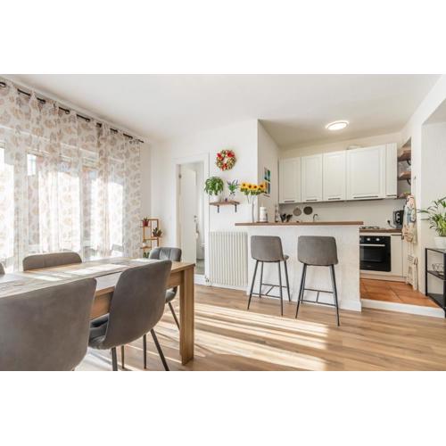 GuestHost - Bright Apartment near Mestre Station