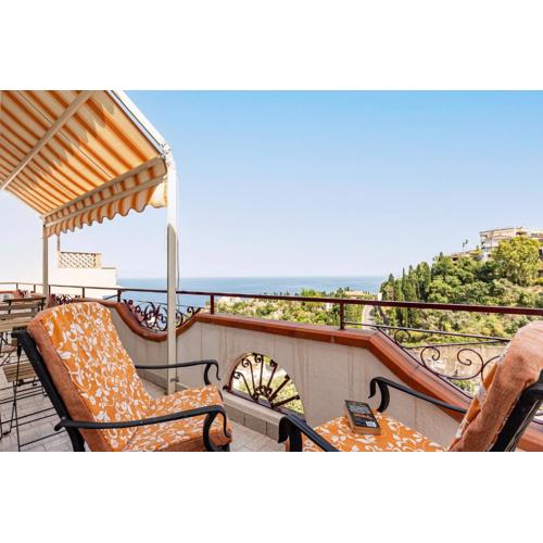 GuestHost - Lovely Flat in Taormina with Balcony