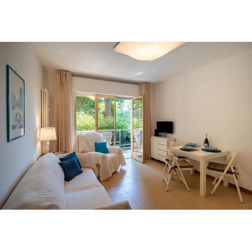 GuestHost - Modern Escape with Pool & Sunny Terrace