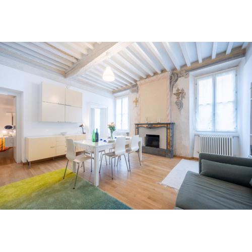 GuestHost- Elegant & Bright Flat in Parma Center