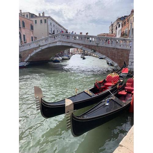 Guglie Canal View Apartment in Venice
