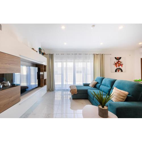 H4- Modern Penthouse with Large Terrace and Views