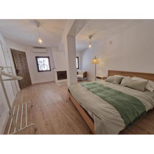 Habitación amplia y tranquila con baño privado en piso compartido