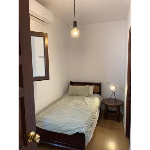 Habitación individual tranquila con baño privado en piso compartido