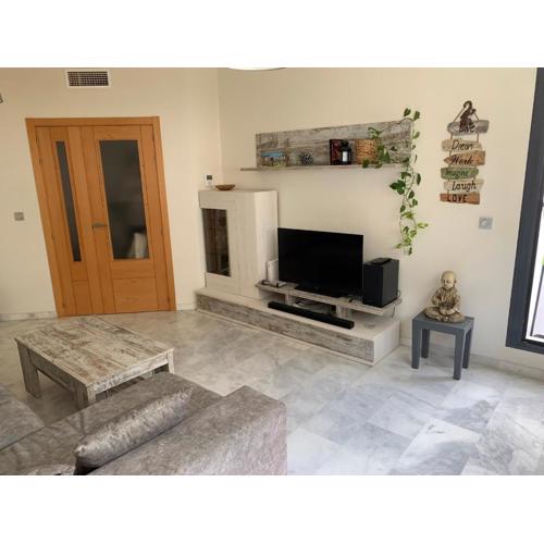 Habitacion privada en urbanización con piscina y pista de padel
