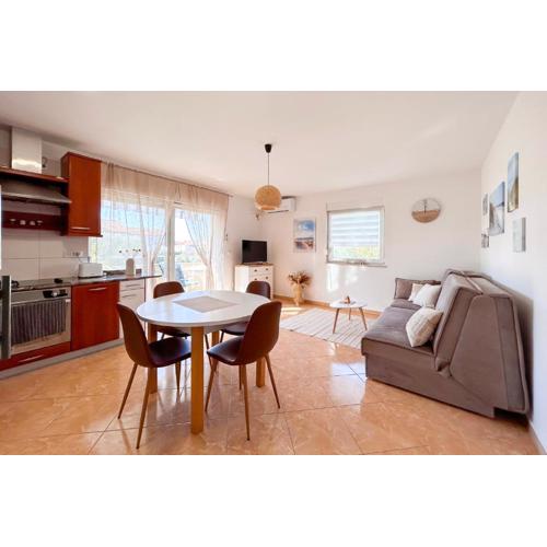 Hanna - 500m from the beach
