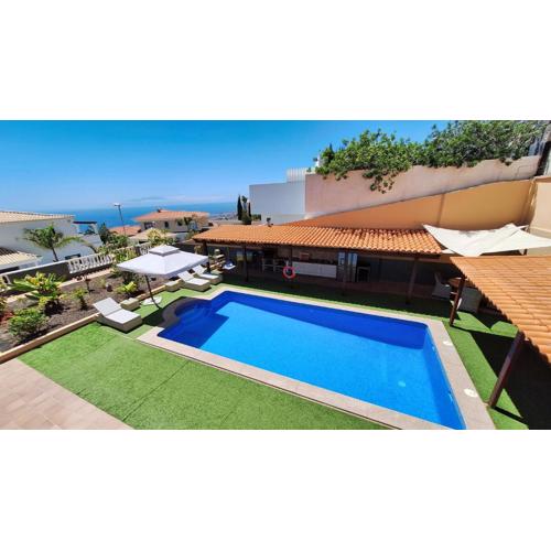 Happiness Chalet with Heated Swimming Pool