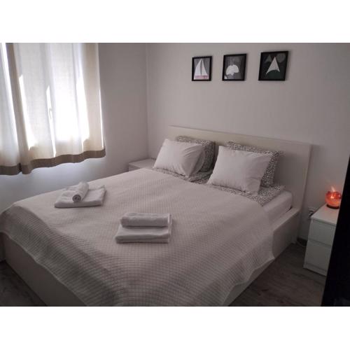Happy Apartment & Free Breakfast - Mladost
