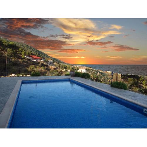 Happy Trails Pomos Panoramic Villa