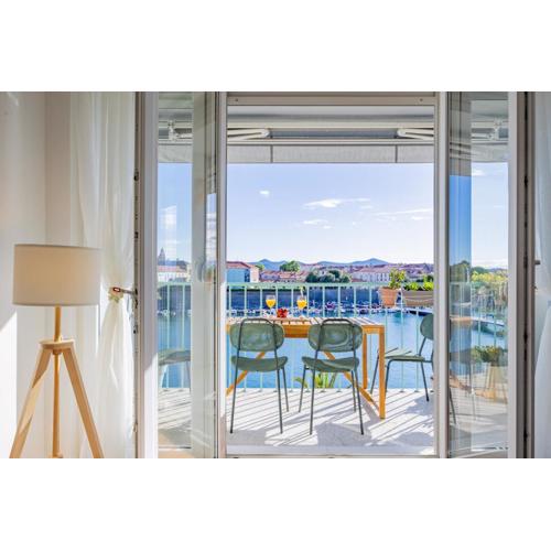 Harbor lights apartment